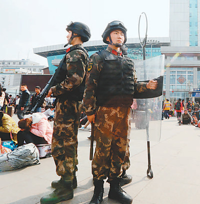 武警官兵服务春运:春节,呵护回家的路
