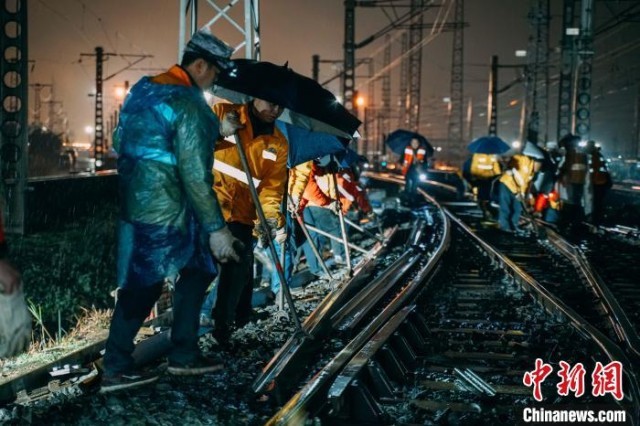 图为重庆工务段人员在拨进待更换的钢轨。　蒋凌峰 摄