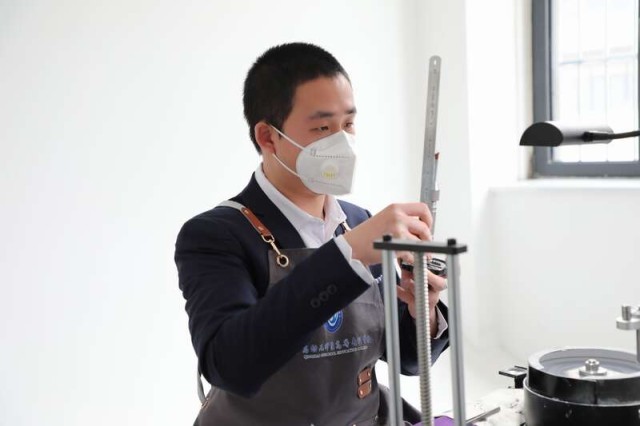 从高职学生到高职教师“宝藏”青年逐梦珠宝技艺(图1)