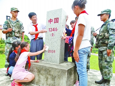 黃永騰給邊境孩子講解護界碑知識.本報記者 周仕興攝/光明圖片