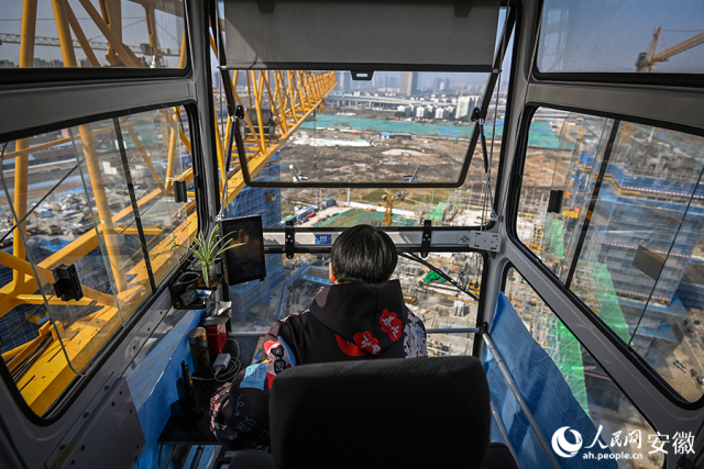 几十米高空中的塔吊驾驶室。人民网记者 苗子健摄