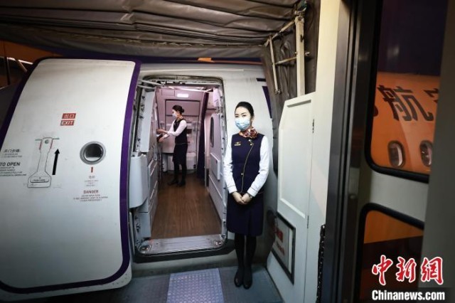 福暖中国丨从护士到空乘女乘务长潘虹霖十年守护旅客回家路